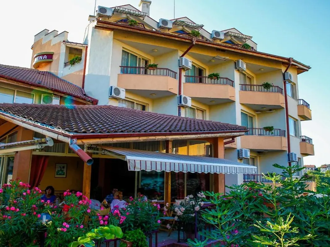 Exteriorul hotelului cu balcoane, flori și zonă de relaxare în aer liber. - Exteriorul hotelului cu balcoane, flori și zonă de relaxare în aer liber.