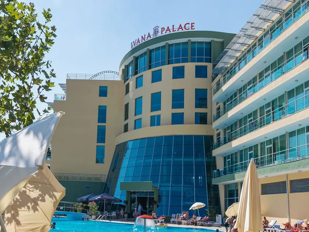 Exteriorul hotelului Ivana Palace cu zona de piscină și șezlonguri sub cerul albastru. - Exteriorul hotelului Ivana Palace cu zona de piscină și șezlonguri sub cerul albastru.