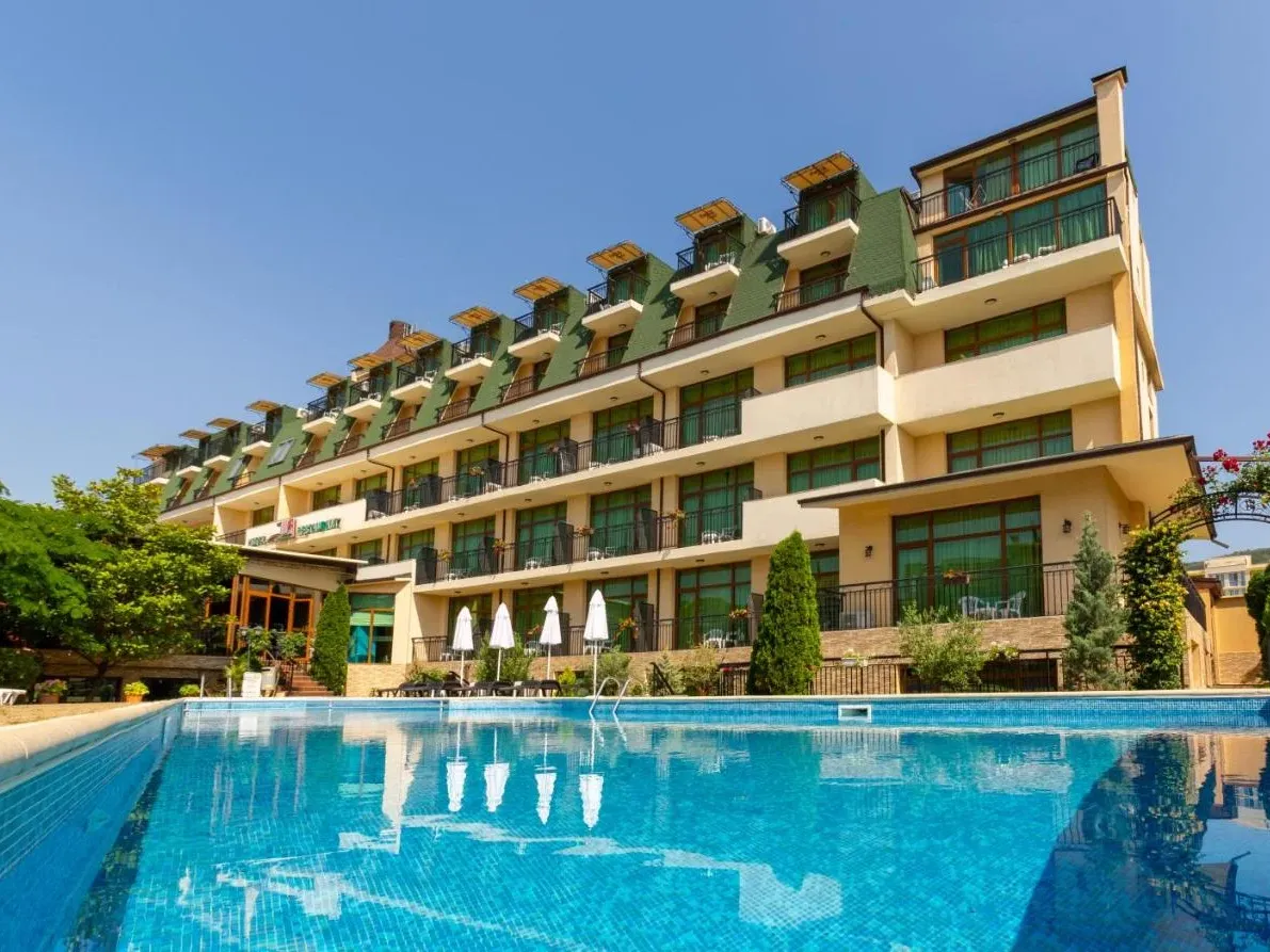 Vedere exterioară a hotelului cu piscină și șezlonguri. - Vedere exterioară a hotelului cu piscină și șezlonguri.